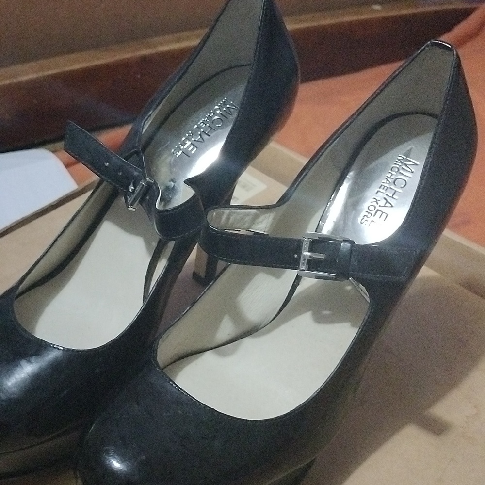 Black Michael Kors pumps